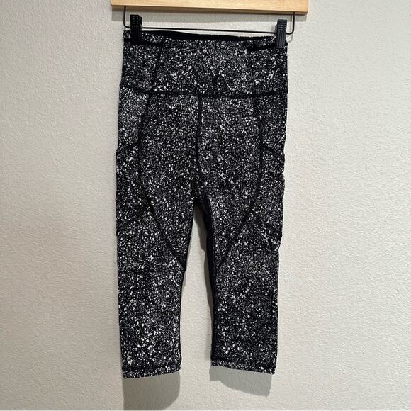 Lululemon Leggings Outrun 17" Crop Mesh Splatter White/Black SZ 4 - Picture 2 of 8